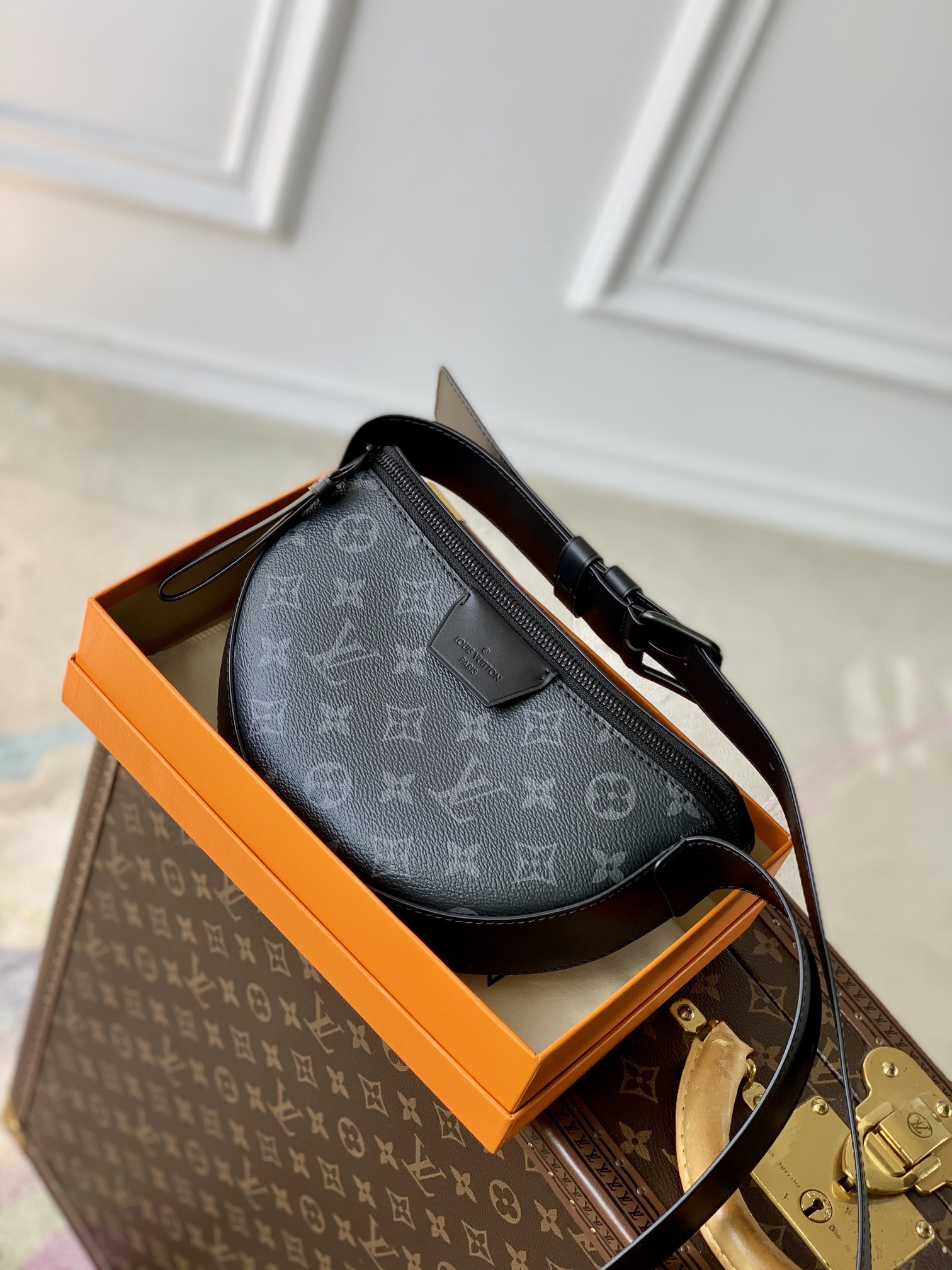 l0*is V*t0n moon crossbody bag-24.5 x 16 x 4.55cm