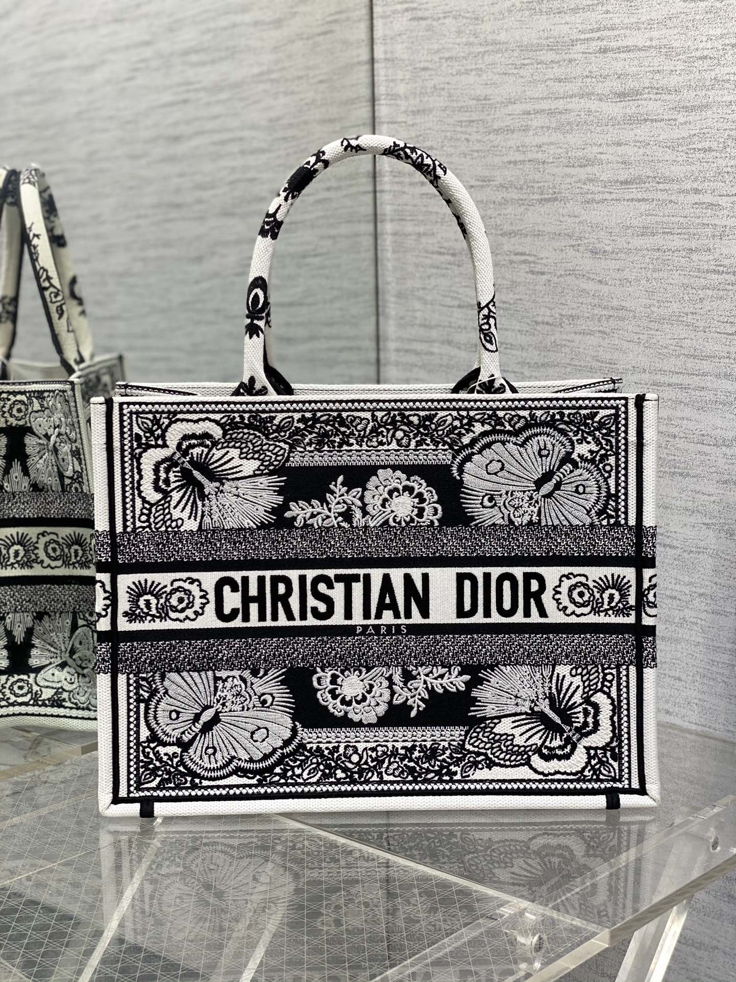 D*or small book tote-36.5cm