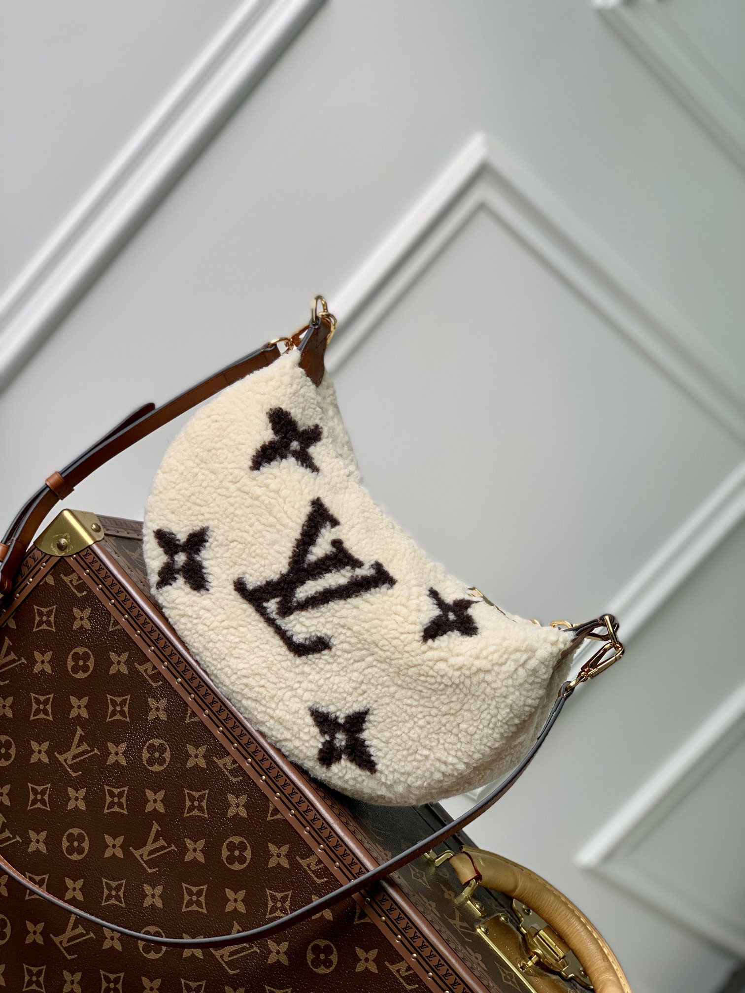l0*is V*t0n over the moon handbag-27.5*16*7cm