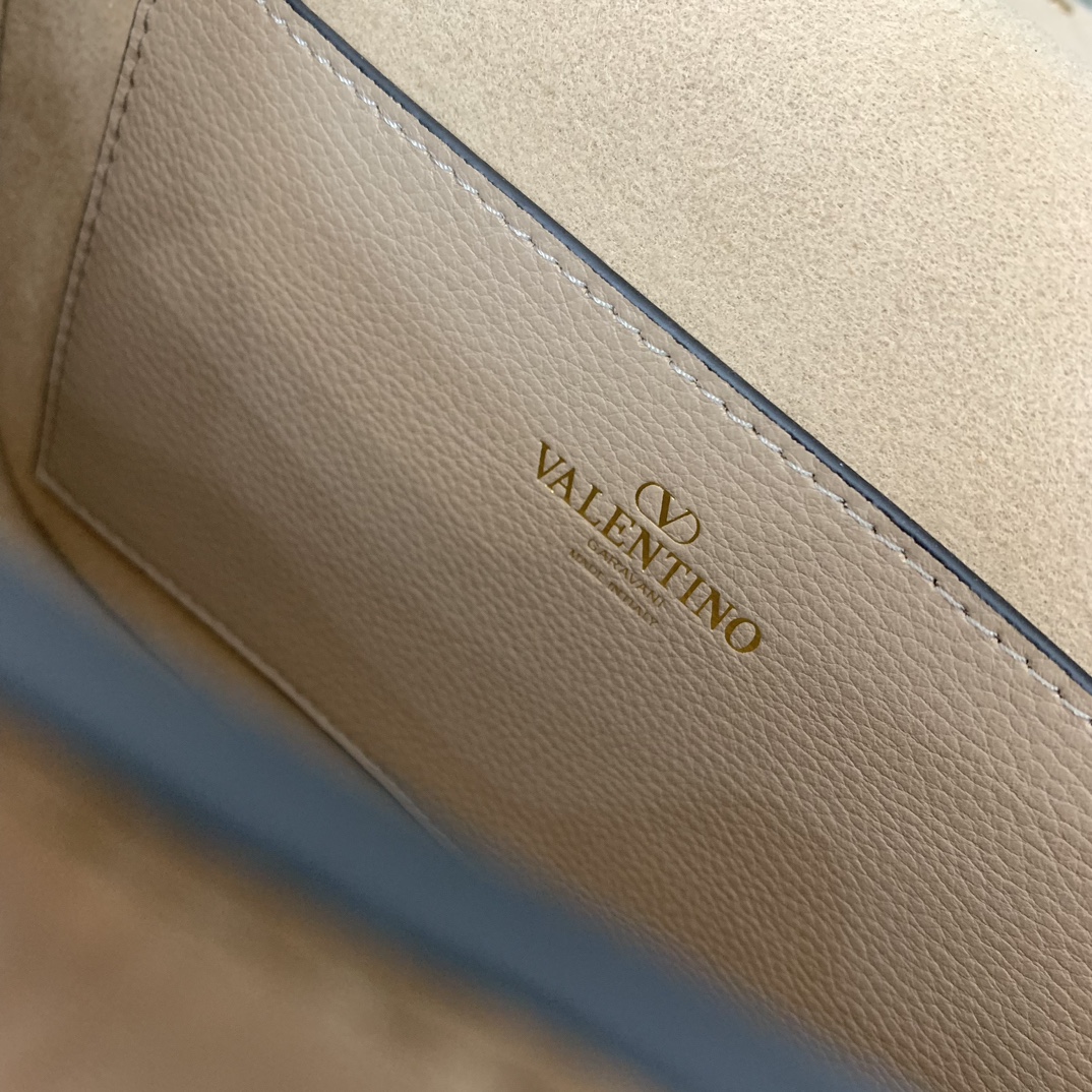 Va1e*ntin0 garavani allnite bag-23.5✖️18✖️8cm
