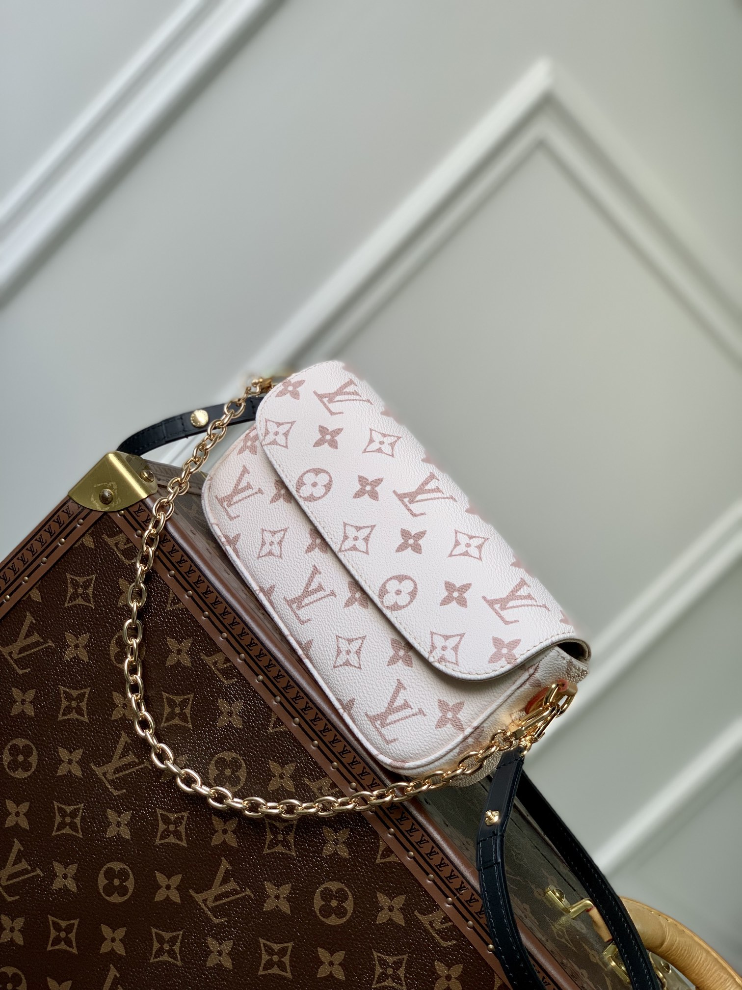 l0*is V*t0n wallet on chain ivy-23.5 x 12.0 x 4.3 cm