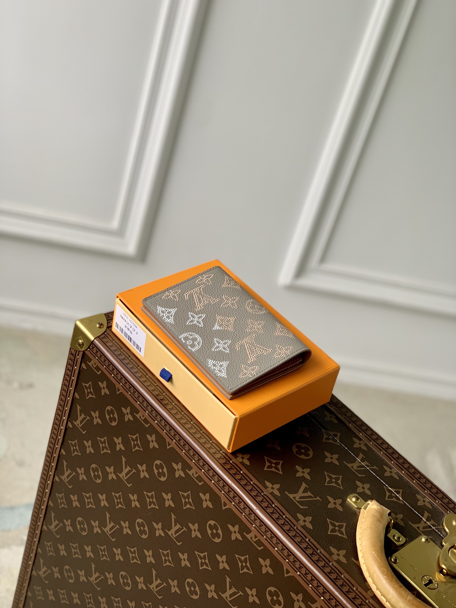 l0*is V*t0n wallet-10 x 14 x 2.5cm