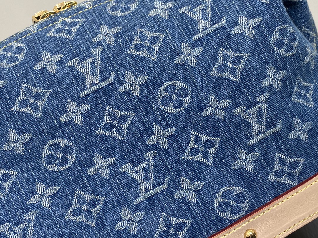 l0*is V*t0n cosmetic bag-m24317-27 x 18 x 9 cm