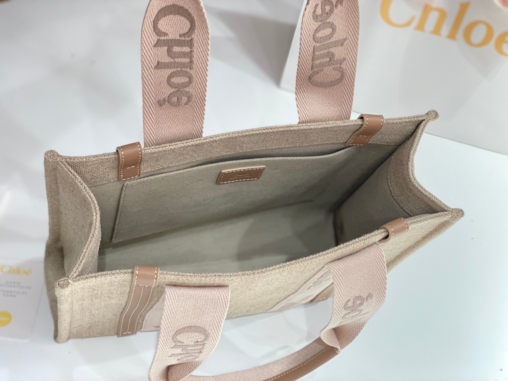 Ch10e woody tote bag