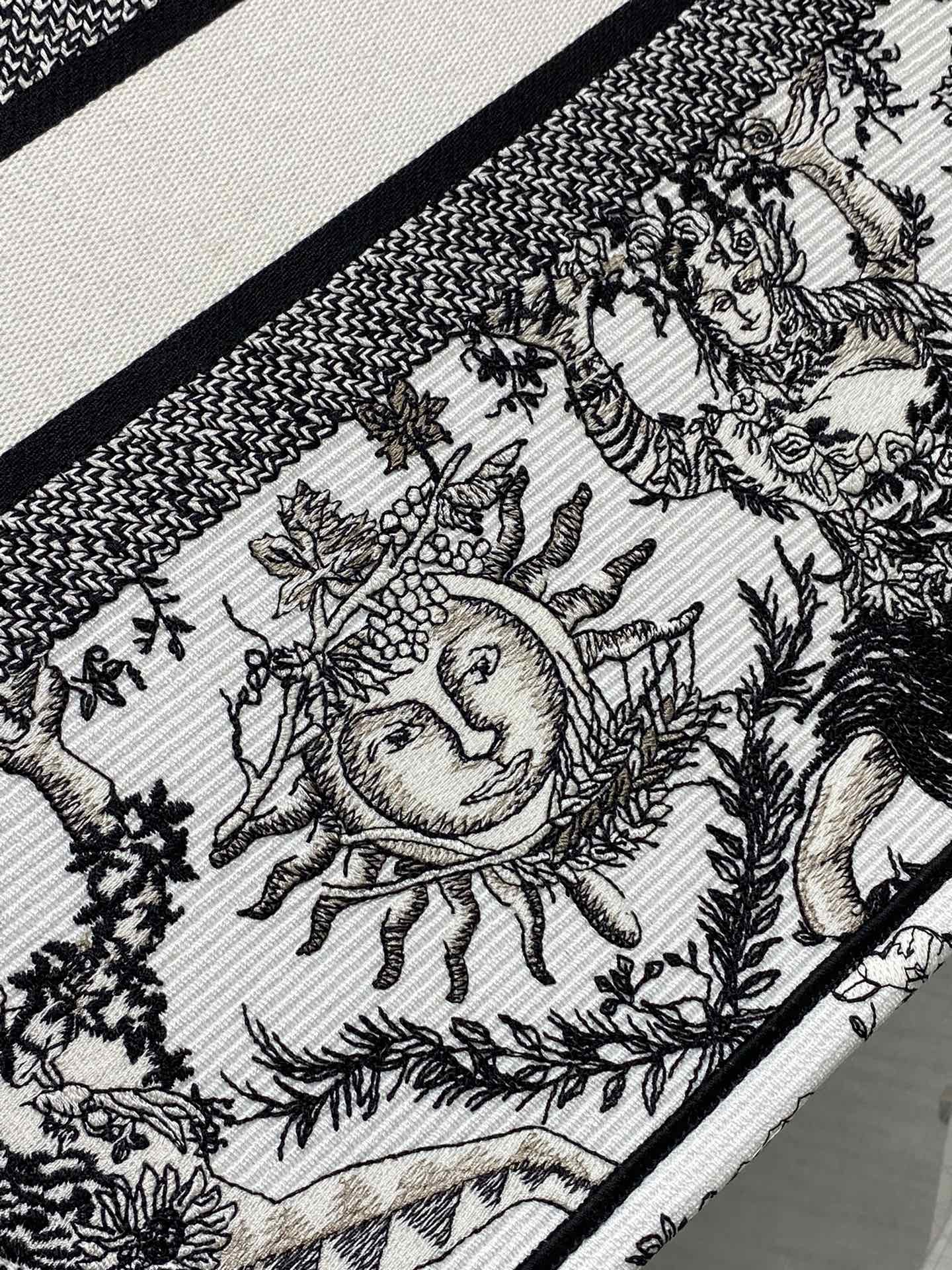 D*or book tote