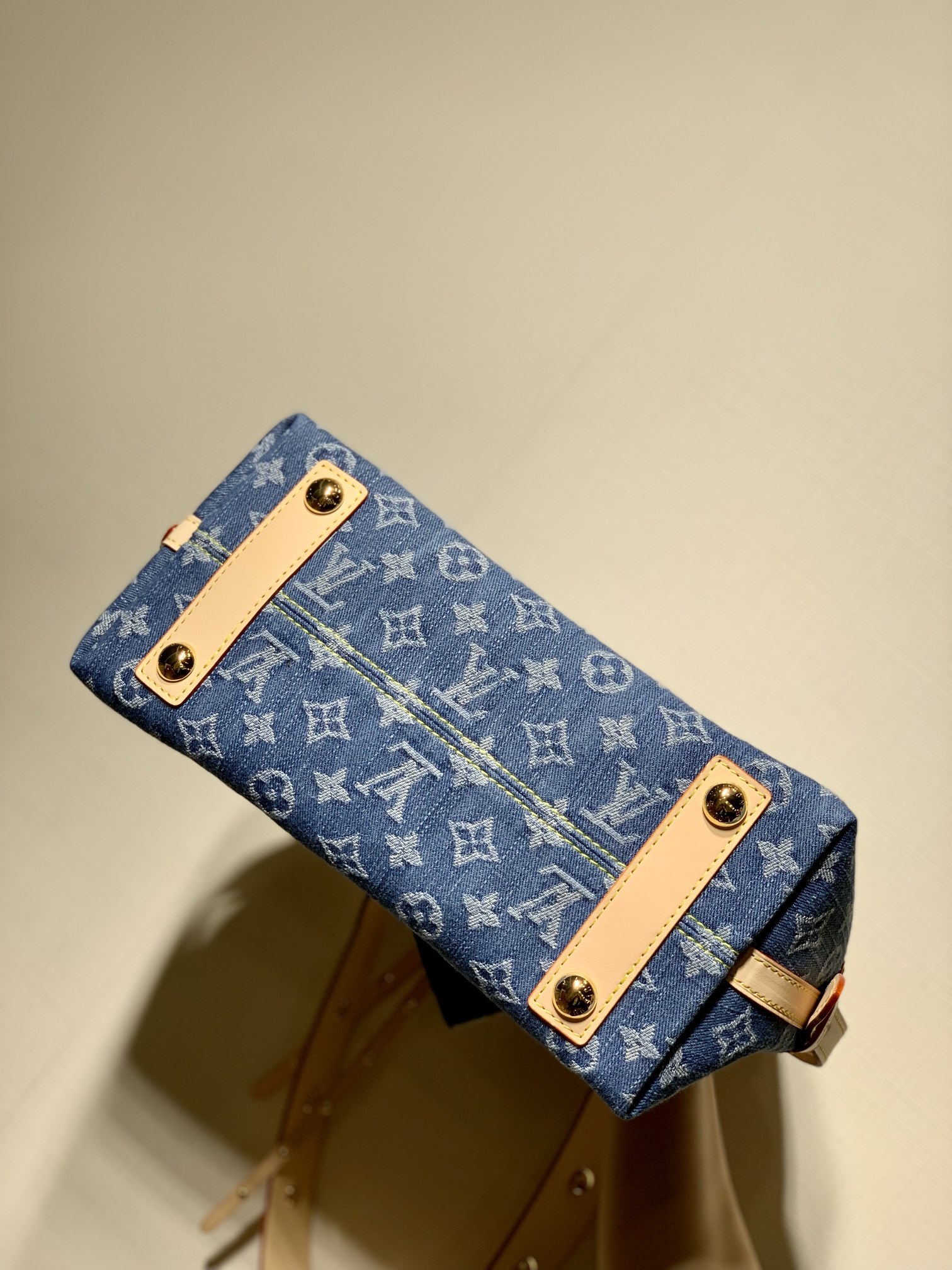 l0*is V*t0n carryall mm-mm×24×12cm