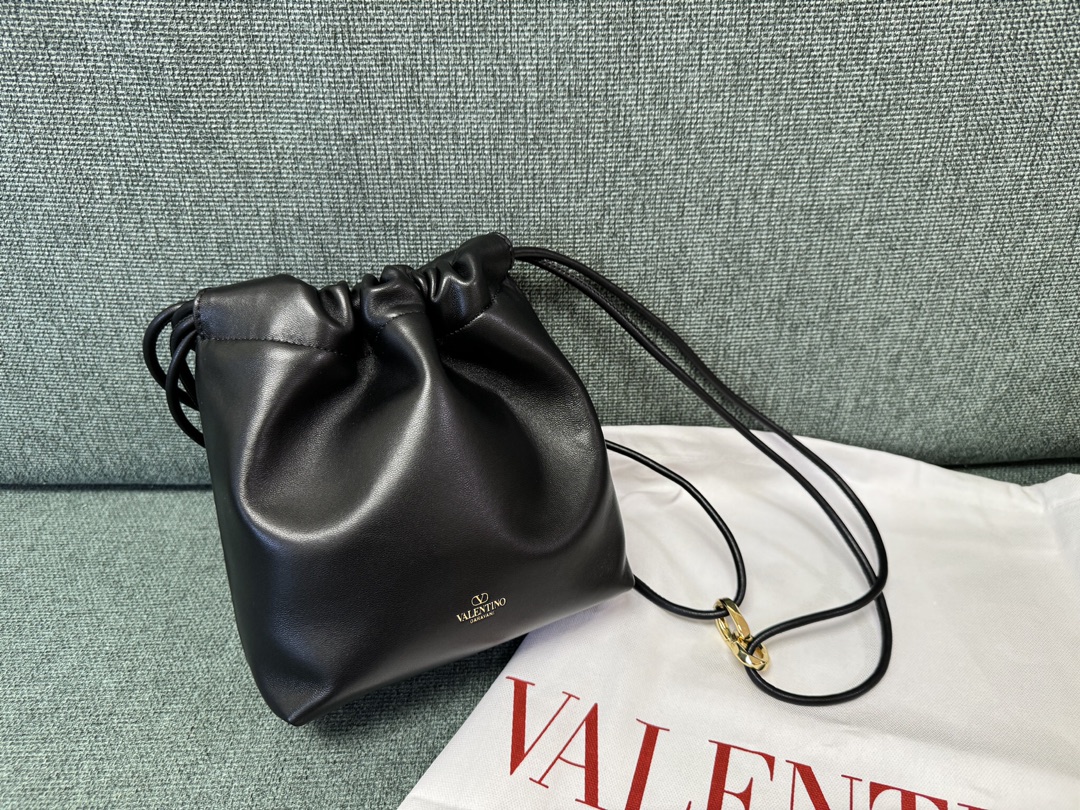 Va1e*ntin0 garavani vlogo pouf bag-20x17x8cm