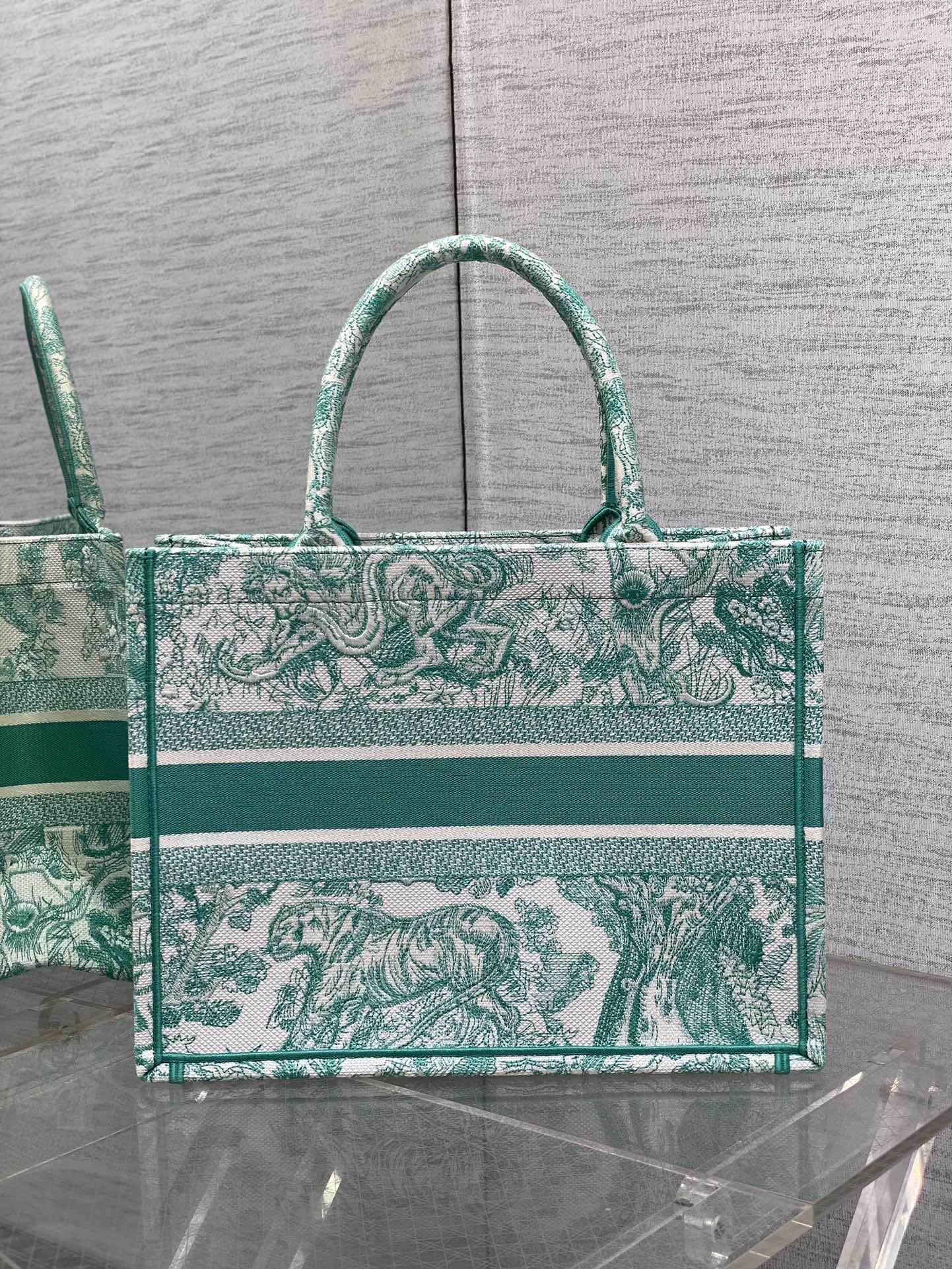 D*or small book tote-36.5cm