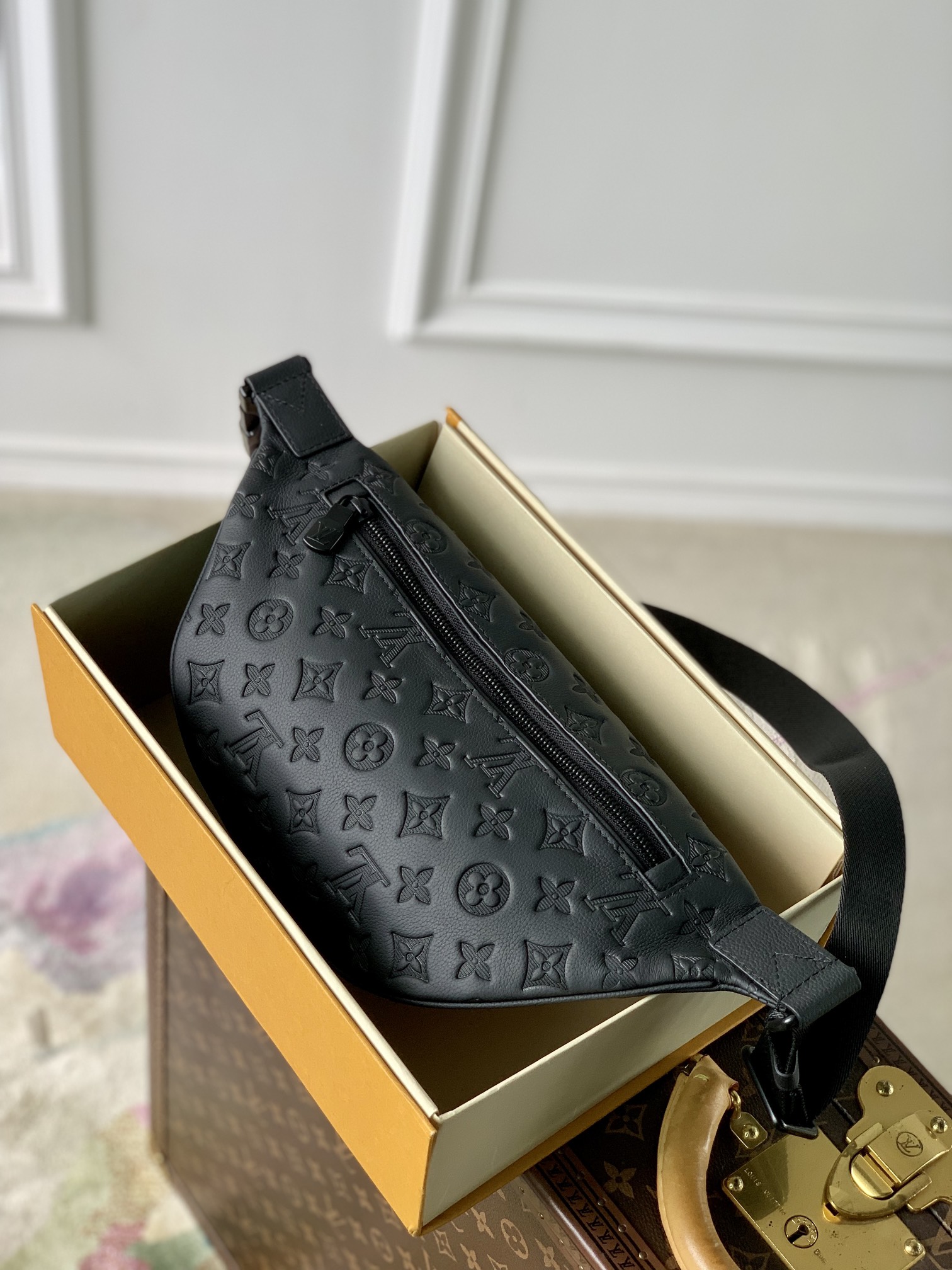 l0*is V*t0n discovery bumbag-44 x 15 x 9cm