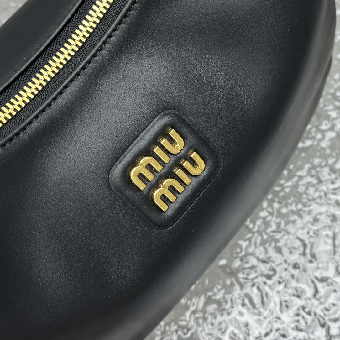 M*um*u black leather hobo bag-27*8*20cm