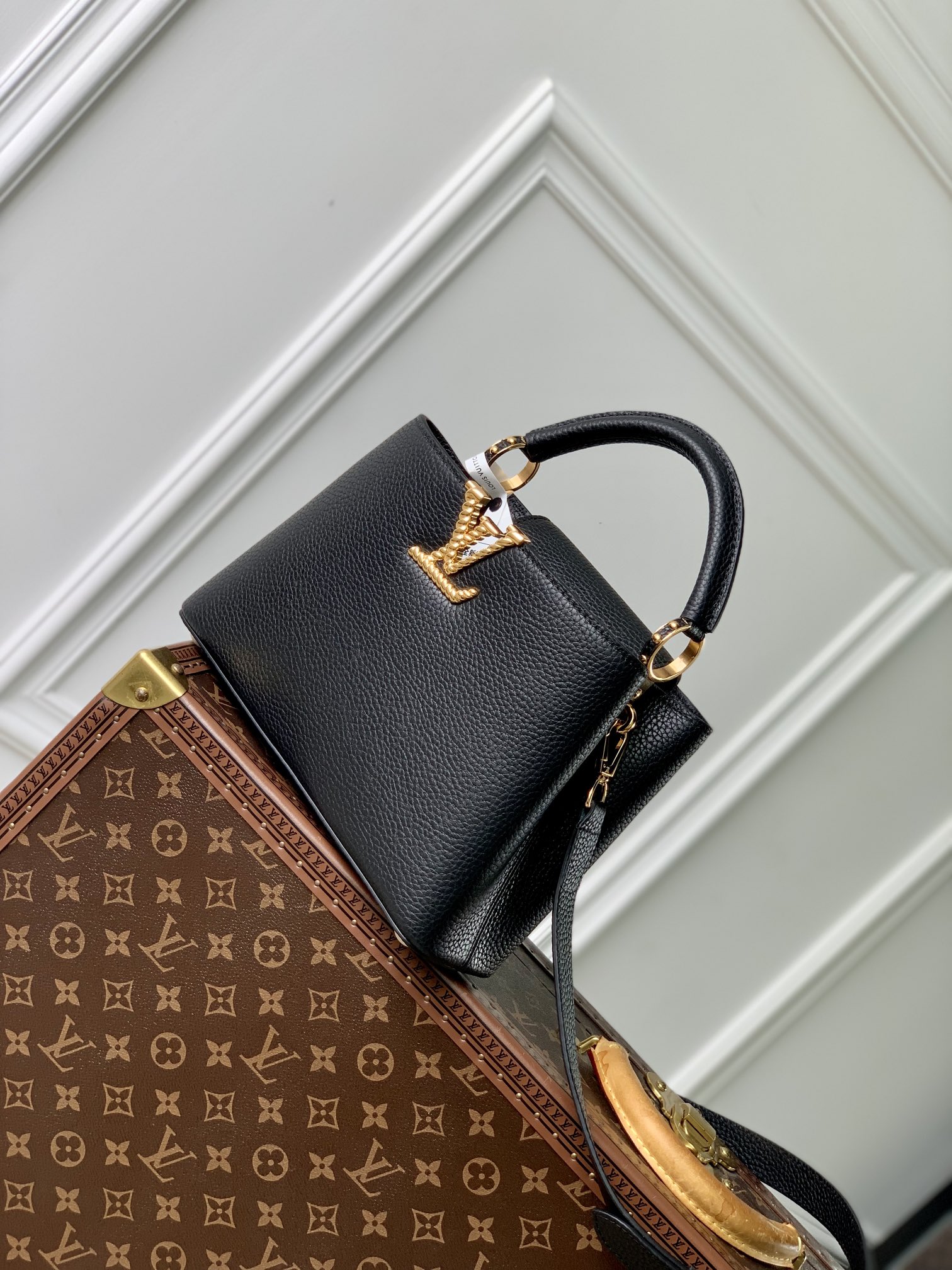 l0*is V*t0n capucines handlebag