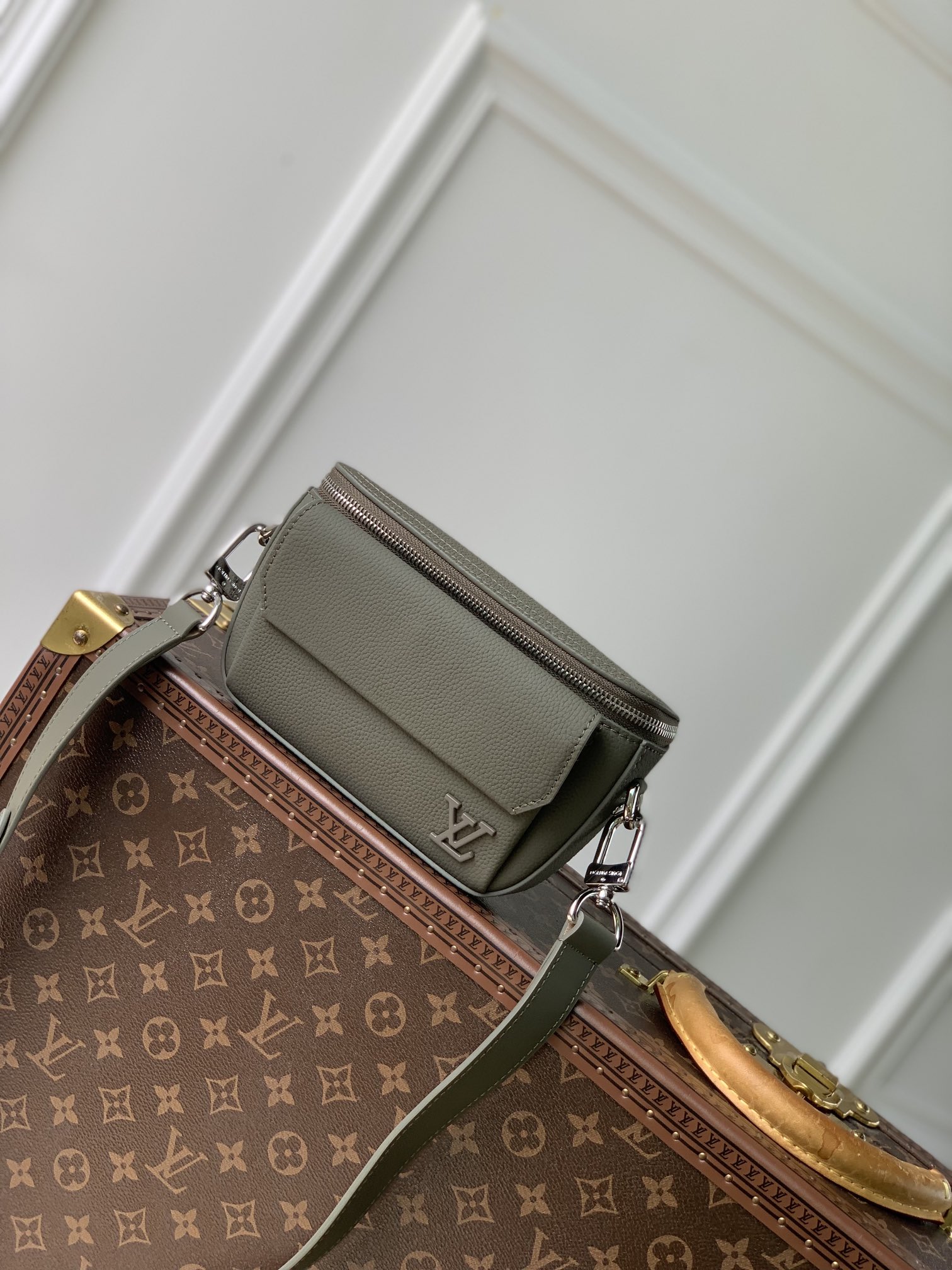 l0*is V*t0n pilot bag-m83563-20 x 12 x 5.5cm