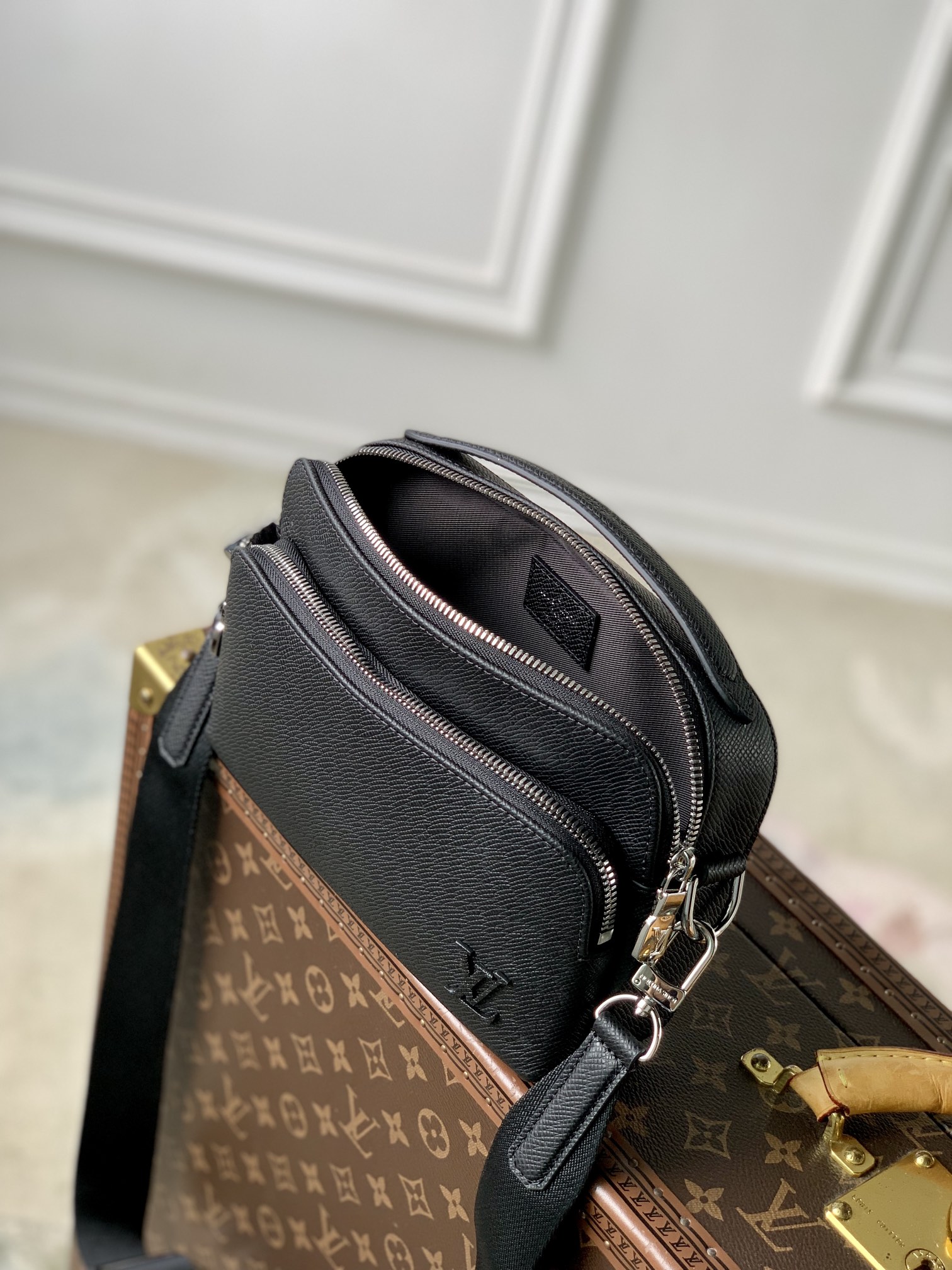 l0*is V*t0n avenue bag-22.5 x 15.5 x 7.5cm