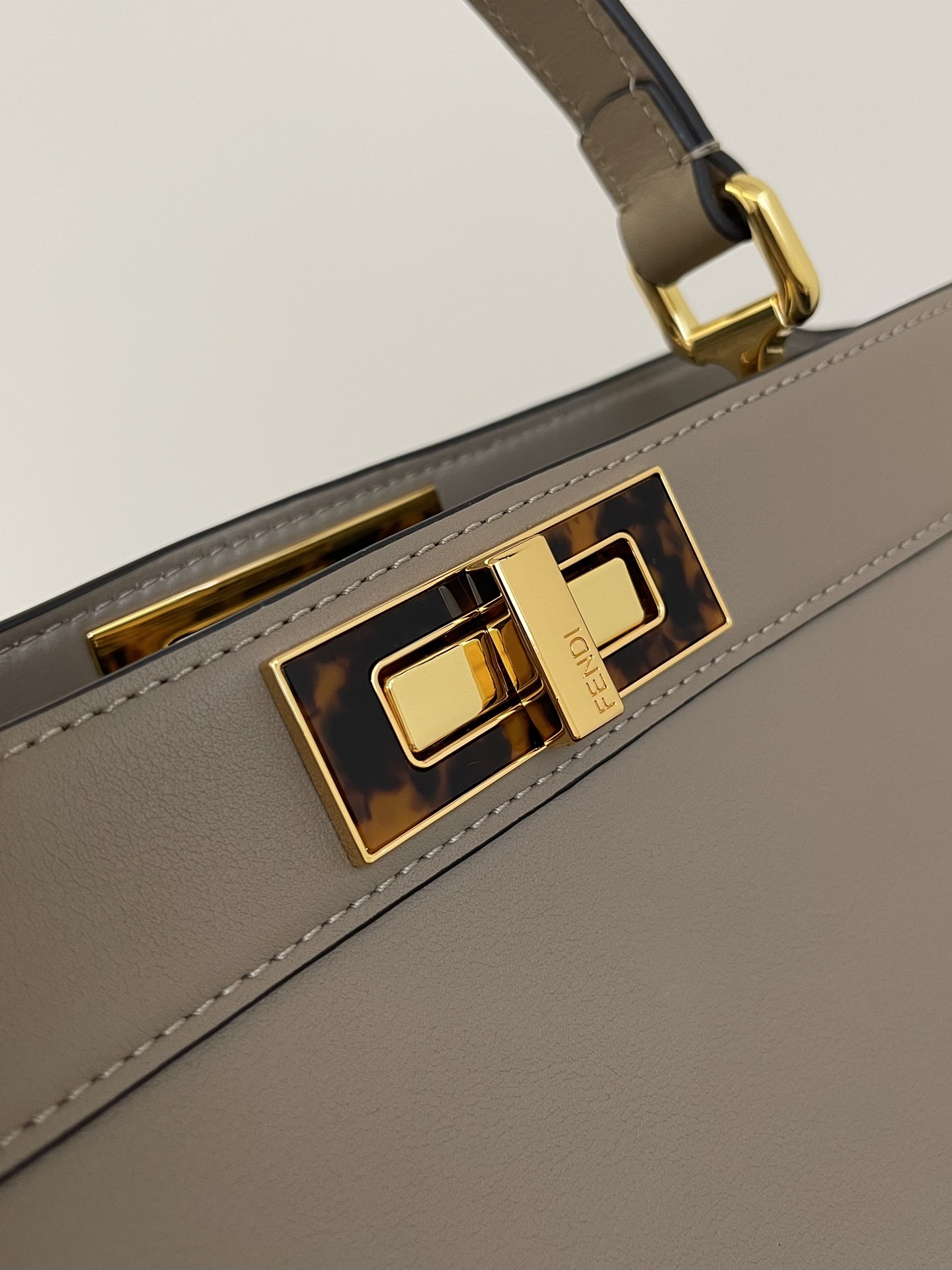 F**di peekaboo iseeu bag-33x25x13cm