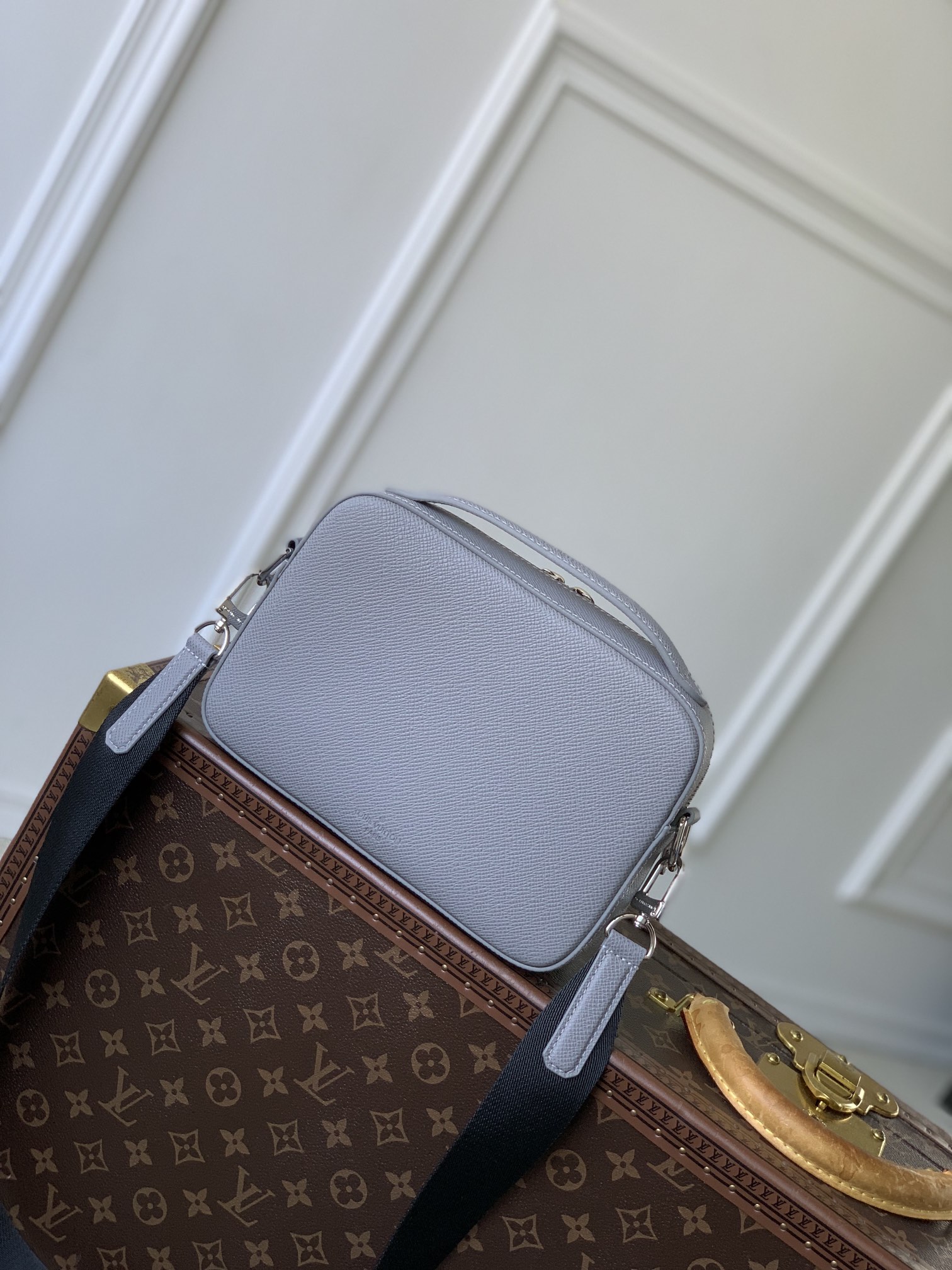 l0*is V*t0n avenue bag-22.5 x 15.5 x 7.5cm