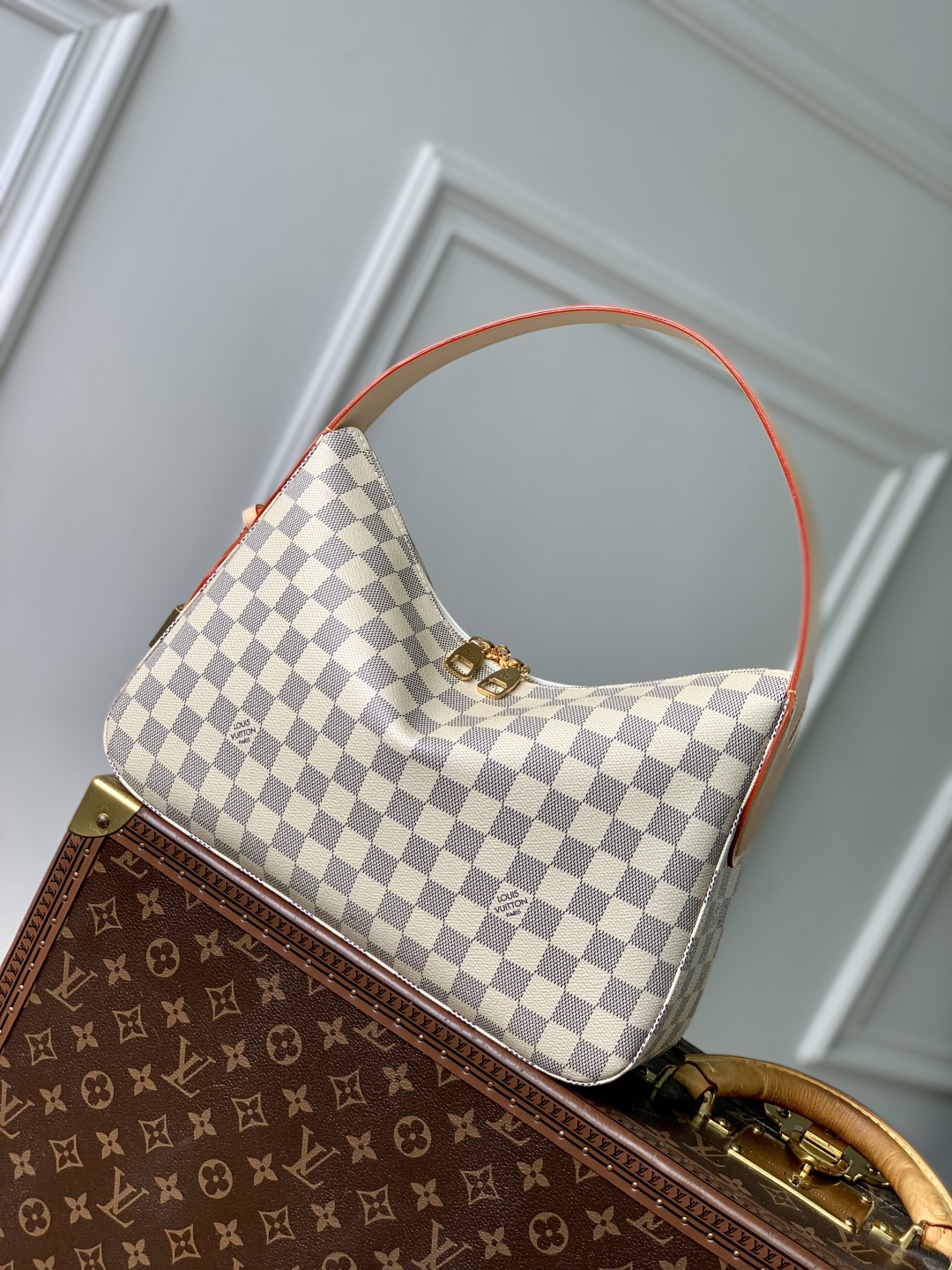 l0vis Vvtt0n slouchy bag-33 x 22 x 9cm