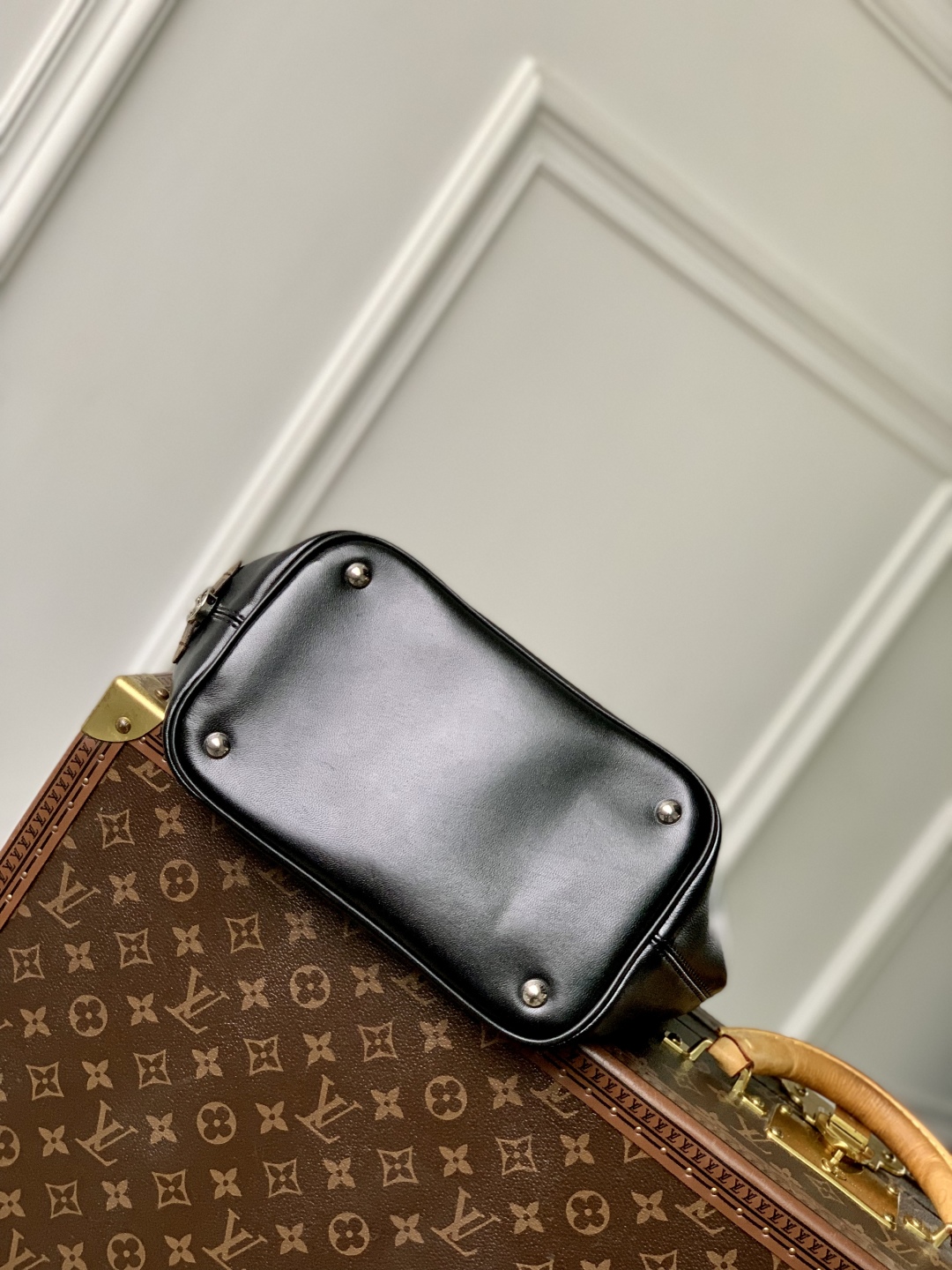 l0vis Vvtt0n no way vibe handbags -22.5 x 15.5 x 24cm