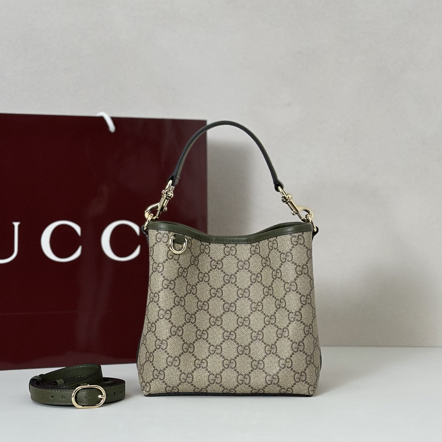 Gvc*1 medium emblem shoulder bag- 20.5*18*11.5cm