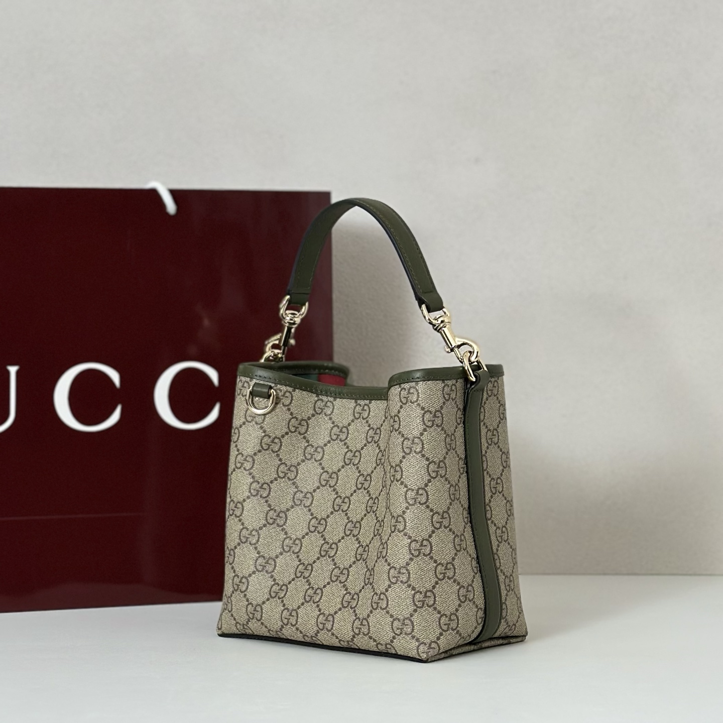 Gvc*1 medium emblem shoulder bag- 20.5*18*11.5cm