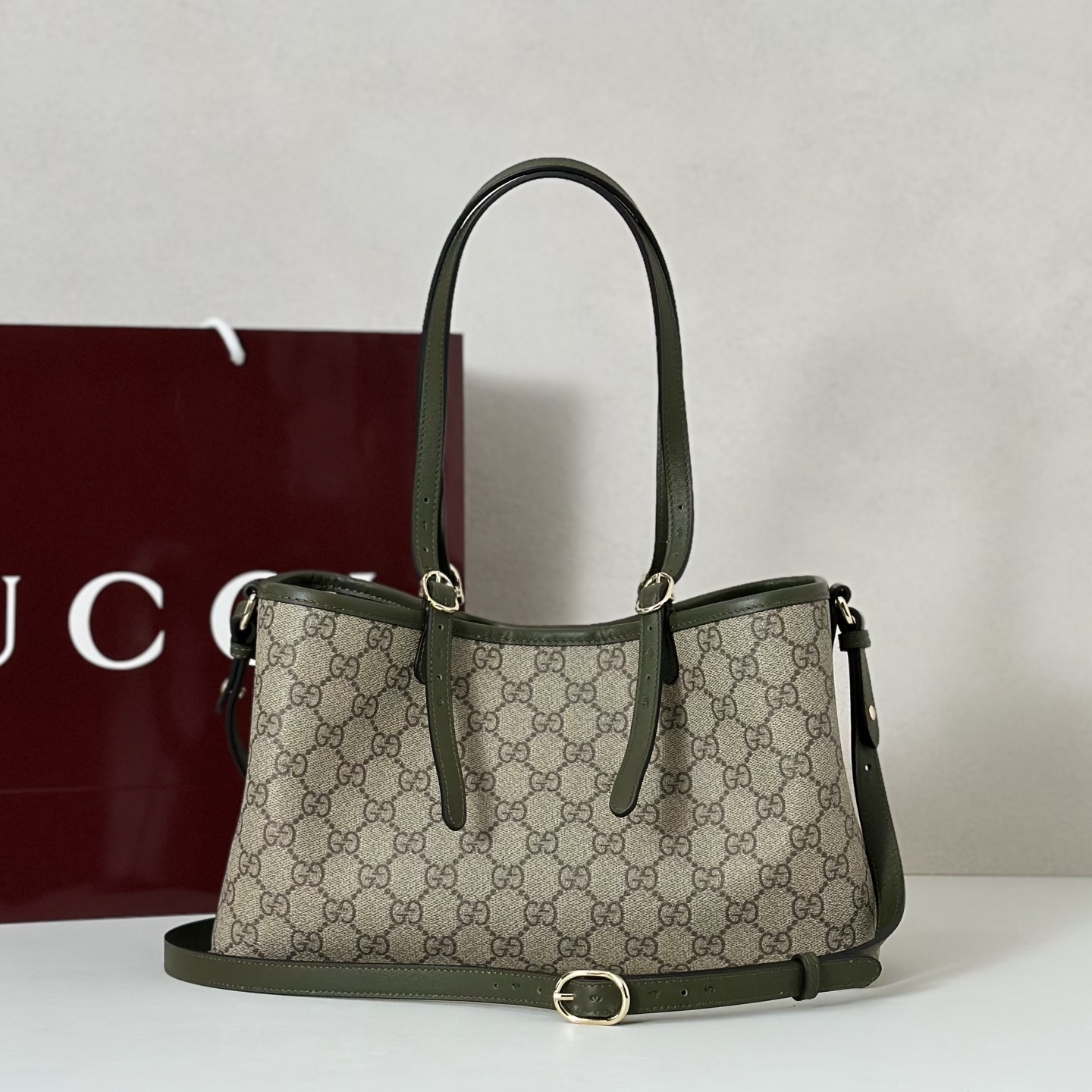 Gvc*1 medium emblem shoulder bag-31*18*11cm